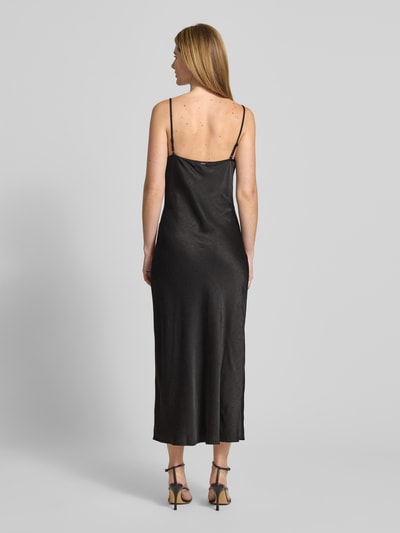 Frauenmodel trägt Midikleid mit Ziersteinbesatz Modell 'NEW AKILINA' von Guess in schwarzer Satin-Optik, körpernahe Passform, Spaghettiträger, Crinkle-Optik, Midilänge, Wasserfall-Ausschnitt, Ganzkörperansicht Rückansicht.