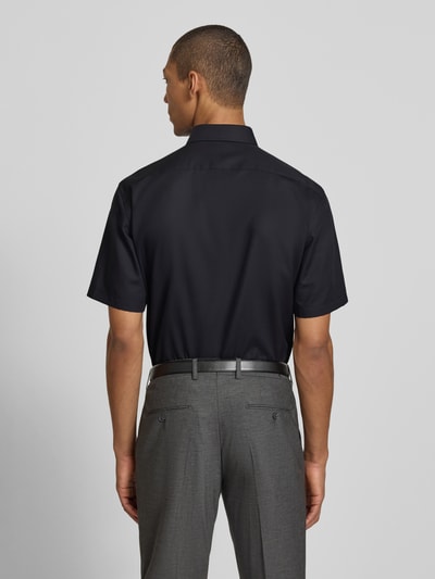 Männermodel trägt Regular Fit Freizeithemd mit Kentkragen von OLYMP in Schwarz, reine Baumwolle, kurzärmelig, Rückenlänge 80 cm, Ganzkörperansicht Rückansicht.
