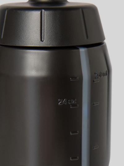 Productfoto, zwarte Trinkflasche met Logo-Print Modell 'Tiro' van adidas Training, matte textuur, 0,75l, detailopname.