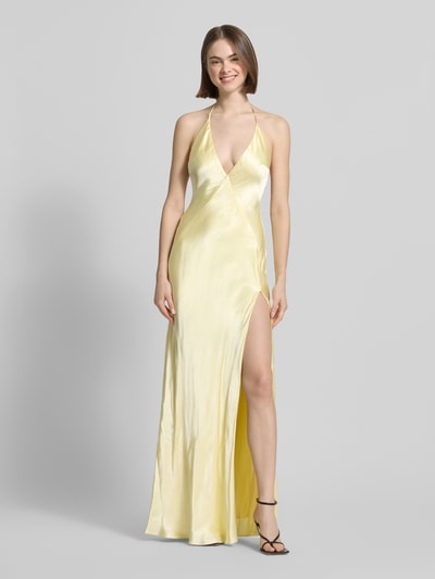 Frauenmodel trägt Maxikleid aus reiner Viskose Modell 'Yve' von Bardot in Hellgelb mit Rückenausschnitt und Neckholder, Ganzkörperansicht von vorne.