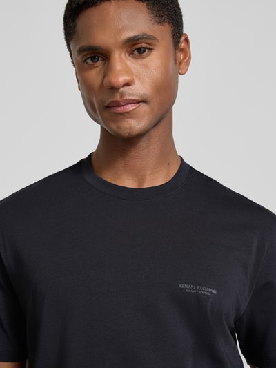 Männermodel trägt Extra Slim Fit T-Shirt mit Rundhalsausschnitt von Armani Exchange, Logo, einfarbig, Rückenlänge 70 cm, Nahaufnahme Oberkörper.