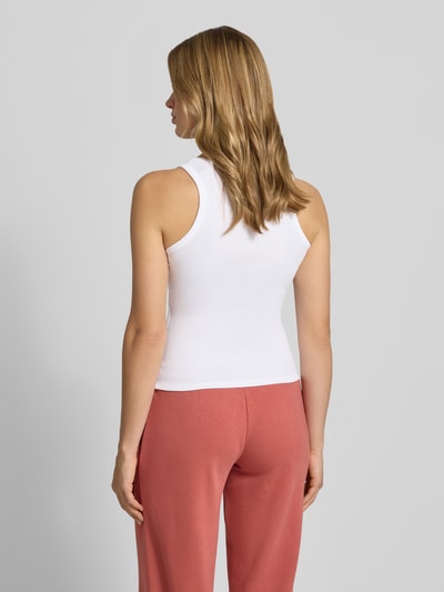 Frauenmodel trägt Tanktop mit Feinripp von REVIEW in Weiß aus Baumwoll-Elasthan-Mix, körpernahe Passform, Ganzkörperansicht Rückansicht.