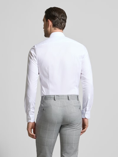 Männermodel trägt Slim Fit Business-Hemd mit Strukturmuster und Kentkragen von OLYMP Level Five, Baumwoll-Mix, Unifarbenes-Design, Ganzkörperansicht Rückansicht.