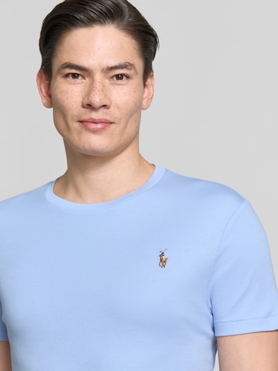 Männermodel trägt Regular Fit T-Shirt aus reiner Baumwolle von Polo Ralph Lauren, unifarbenes Jersey mit Logo-Stitching, Nahaufnahme Oberkörper.