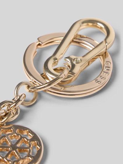 Productfoto, sleutelhanger met Ziersteinbesatz van GUESS in goudkleur met reliëflogo, karabijnhaak en bloemdetail