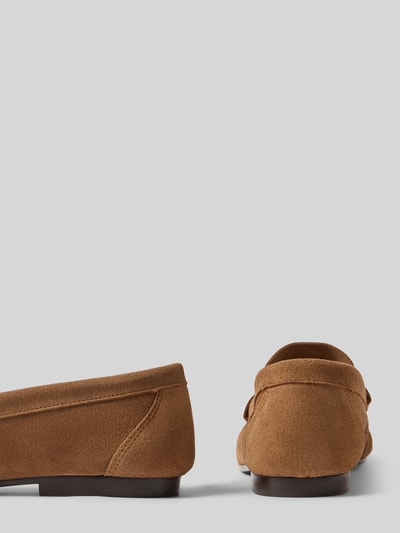 Produktfoto, Loafer aus echtem Leder von Tamaris in brauner Nubuk-Lederoptik mit strukturierter Sohle und flachem Absatz auf grauem Hintergrund