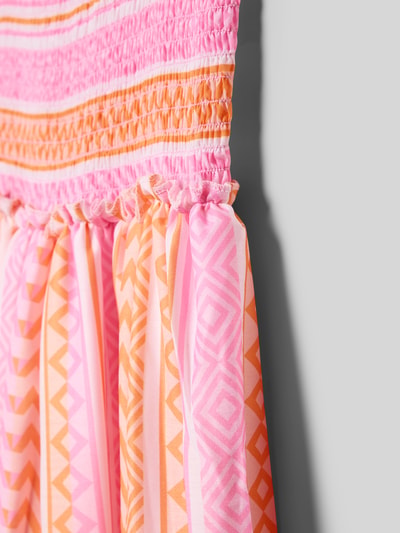 Produktfoto, Kleid im Stufen-Look von DANAMADE, kinder Kleid mit A-Linie, Allover-Look, verstellbare Spaghettiträger, Muster in Rosa und Orange, glatte und geraffte Texturen, Rückenlänge bei Größe 140: 94 cm