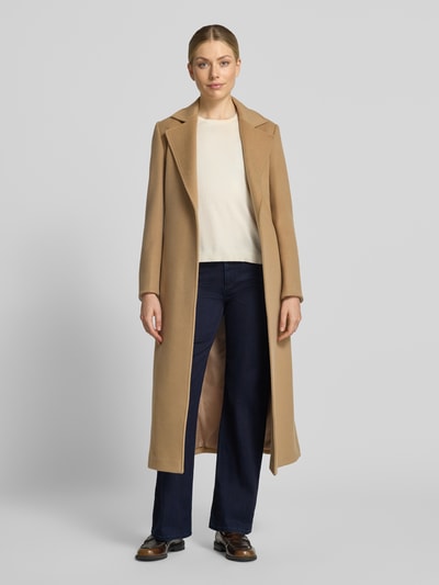 Frauenmodel trägt Wide Leg Jeans im 5-Pocket-Design von Christian Berg Woman in Dunkelblau, beige Oberbekleidung, glatte Textur, Ganzkörperansicht von vorne. Elastischer Baumwoll-Mix mit Viskose-Anteil, Knopf- und Reißverschluss, Bundweite 37 cm, Innenbeinlänge 78 cm.