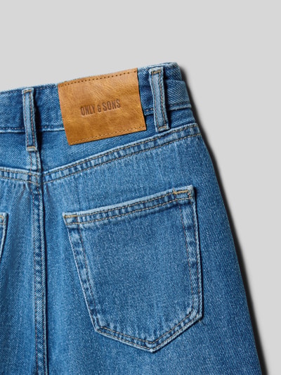 Produktfoto, Loose Fit Jeansshorts aus reiner Baumwolle Modell 'FADE' von Only & Sons, blaue Denim-Optik, Label-Patch, 5-Pocket-Design