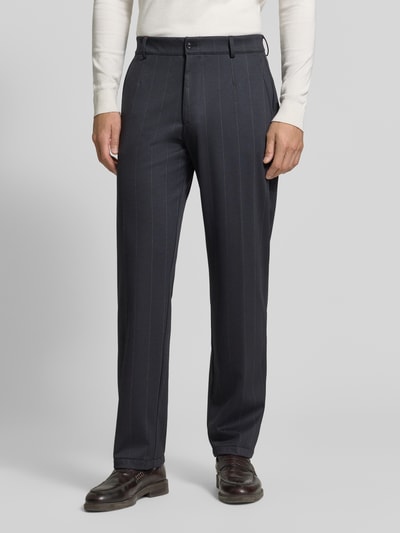 Männermodel trägt Anzughose im Allover-Look Modell 'Ole' van CG – CLUB of GENTS, materiaalmix met viscose, regular fit, achterzakken, bandwijdte maat 50: 49 cm, binnenbeenlengte maat 50: 65 cm, all-over look, voorkant, Ganzkörperansicht von vorne.