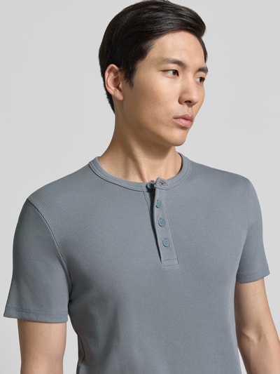 Männermodel trägt Regular Fit T-Shirt aus Baumwoll-Mix von JAKE*S STUDIO MEN, kurzärmelig, Henley-Ausschnitt, Nahaufnahme Oberkörper.