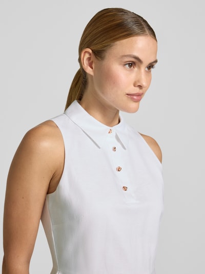 Frauenmodel trägt Midikleid mit Umlegekragen Modell 'Meeha' von Ted Baker in Weiß, Material-Mix, ärmellos, Nahaufnahme Oberkörper.