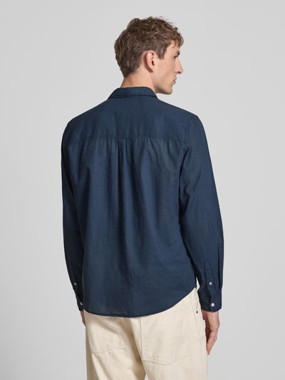Mannenmodel draagt Regular Fit Freizeithemd aus Leinen-Baumwoll-Mix Modell 'PAYTON' van Pepe Jeans in effen donkerblauw, lange mouw, kentkraag, label stitching, rugpas met cacharelplooi, casual textuur, achterkant volledig zichtbaar, volledige lichaamsaanzicht rugaanzicht.
