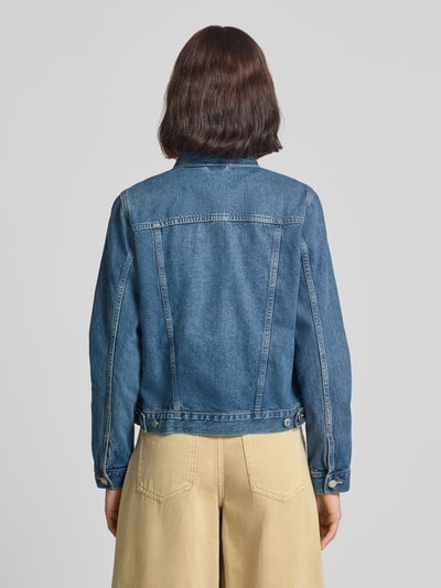 Frauenmodel trägt Jeansjacke mit Brusttaschen von GAP in Blau, reine Baumwolle, strukturierter Stoff, Rückenansicht, Ganzkörperansicht Rückansicht.