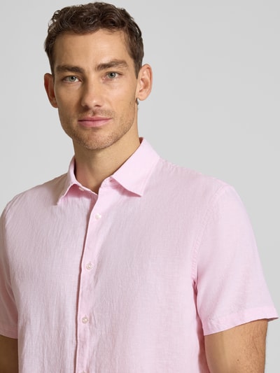Männermodel trägt Regular Fit Freizeithemd aus Leinen-Baumwoll-Mix von MCNEAL in Rosa mit Kentkragen, Knopfleiste, Nahaufnahme Oberkörper. Rückenlänge 74 cm, Schulterbreite 50 cm, Ärmellänge 25 cm, Größe M.