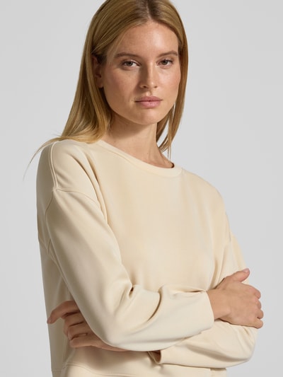 Frauenmodel trägt Relaxed Fit Sweatshirt mit Viskose-Anteil von comma, in Beige, U-Boot-Ausschnitt, elastisch, Nahaufnahme Oberkörper.