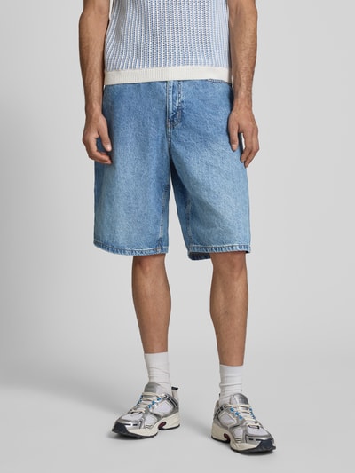 Männermodel trägt Straight Fit Shorts in Denim-Optik von REVIEW, hellblau, 5-Pocket-Design, Baumwolle, Ganzkörperansicht von vorne.