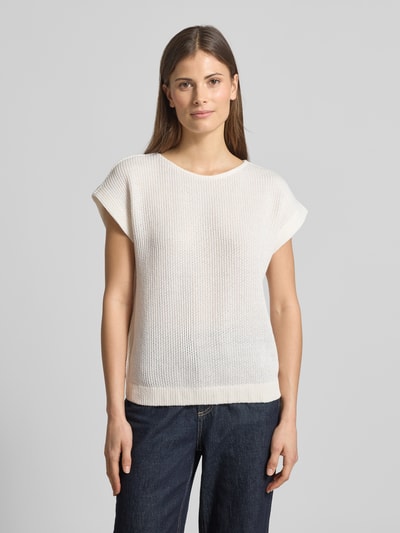 Frauenmodel trägt Relaxed Fit T-Shirt in Strick-Optik Modell 'Sofrano' von OPUS, Baumwoll-Mix, cremefarben, Vorderansicht, Nahaufnahme Oberkörper.