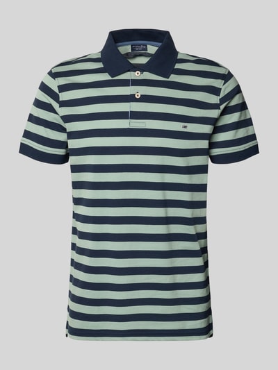 Produktfoto, Modern Fit Poloshirt mit Logo-Stitching von Christian Berg Men, Reine Baumwolle, Polokragen, kurze Knopfleiste, Rückenlänge 73 cm bei Größe M, quer gestreift in Dunkelblau und Hellgrün.