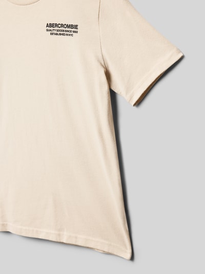 Produktfoto, Regular Fit T-Shirt mit Motiv-Print von Abercrombie&Fitch aus Baumwoll-Mix in Beige mit Logo-Print und Rundhalsausschnitt