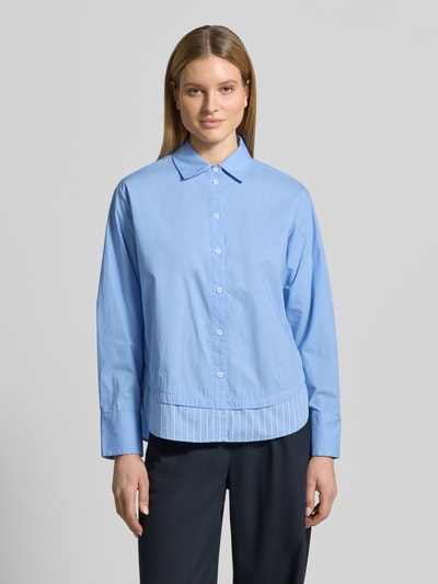 Vrouwenmodel draagt Relaxed Fit Bluse in Layering-Optik Modell 'Favia' van OPUS, lichtblauw katoen, overhemdkraag, knoopsluiting, detail aan zoom, lengte rug 70 cm, mouwlengte 60 cm, voorkant hele lichaam.
