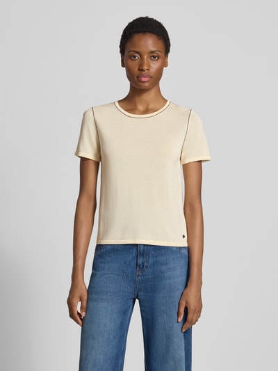 Frauenmodel trägt Regular Fit T-Shirt aus Lyocell-Mix Modell 'Stella' von GUIDO MARIA KRETSCHMER WOMAN, beige, glatte Struktur, Rundhalsausschnitt, Ganzkörperansicht von vorne.