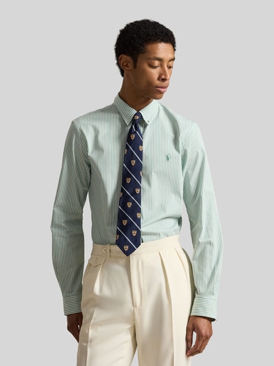 Männermodel trägt Slim Fit Freizeithemd aus Baumwoll-Mix von Polo Ralph Lauren, Optik:Allover-Muster, gestreift, Logo-Stitching, Ganzkörperansicht von vorne.