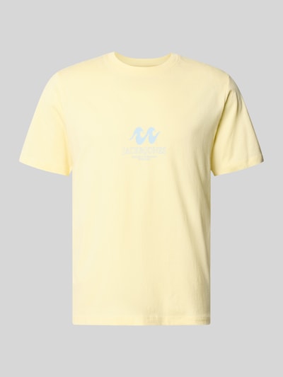 Produktfoto, Regular Fit T-Shirt mit Logo-Print Modell 'Eres' von Jack & Jones aus reiner Baumwolle, Rundhalsausschnitt, hellgelb, glatte Textur.