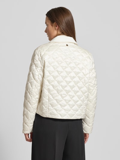 Kobiece modelka nosi Regular Fit Jacke in Stepp-Optik mit Umlegekragen od Marc Cain, pikowana faktura, kolor kremowy, widok całej sylwetki z tyłu.