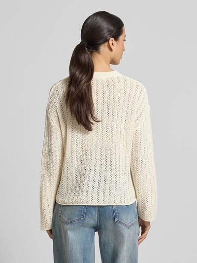 Vrouwenmodel draagt Comfort Fit Strickpullover im Semitransparenter Optik van Tom Tailor Denim, ajourbreisel, structuur, effen, ronde hals, lange mouwen, rolzoom, volledig rugaanzicht.