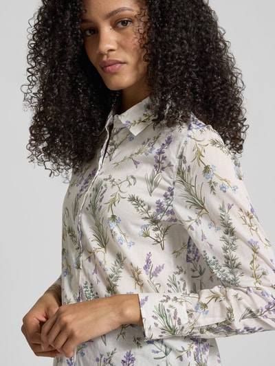 Frauenmodel trägt Regular Fit Hemdbluse mit floralem Allover-Print von Christian Berg Woman aus reiner Baumwolle, Nahaufnahme Oberkörper.