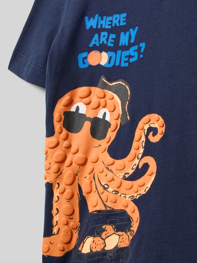 Produktfoto, Regular Fit T-Shirt mit 3D-Motiv-Print von s.Oliver RED LABEL aus reiner Baumwolle, dunkelblau mit orangem Oktopus und Schrift, Jerseystruktur