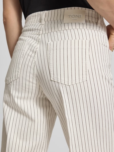 Vrouwenmodel draagt Culotte met Eingrifftaschen Modell 'Liv' van TONI, mix van katoen en elastaan, kort, detailopname achterkant