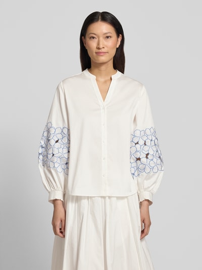 Modelka nosi Regular Fit Bluse mit Stitchings von HERZENS, biały bawełniano-elastanowy materiał, haft na rękawach, V-dekolt, przód z guzikami, Ganzkörperansicht von vorne.