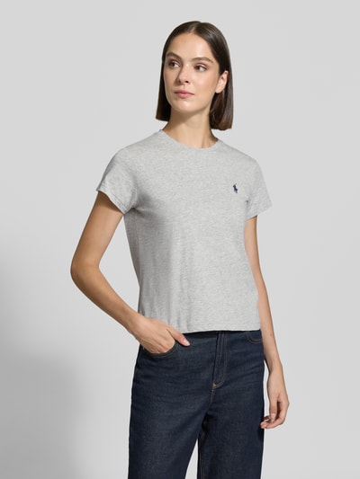 Vrouwenmodel draagt Regular Fit T-Shirt uit puur katoen van Polo Ralph Lauren in lichtgrijs, effen textuur, Ganzkörperaanzicht van voren. Dames T-shirt