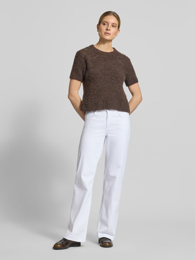 Männermodel trägt Wide Leg Jeans mit Eingrifftaschen Modell 'Dream' von MAC, mieszanka bawełny i modalu, białe, szerokość w rozmiarze 36/32: 38 cm, długość wewnętrzna nogawki: 83 cm, Ganzkörperansicht von vorne.
