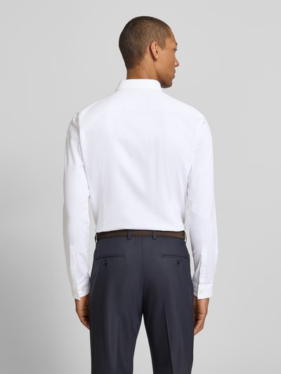 Männermodel trägt Slim Fit Businesshemd aus Baumwoll-Mix Modell 'KETRAN' von HUGO, Optik: Unifarben, Rückansicht, Ganzkörperansicht.