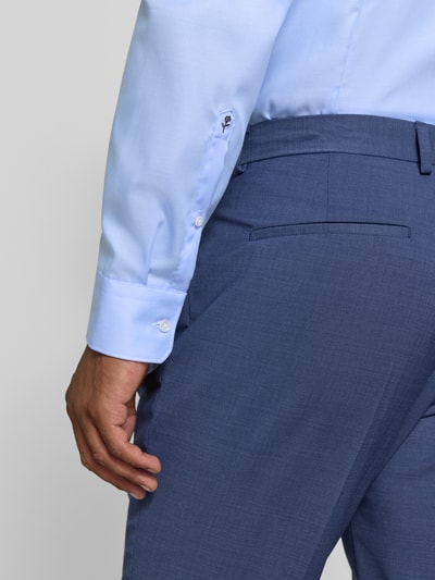 Männermodel trägt Slim Fit Business Hemd mit Kentkragen aus Feintwill von Seidensticker, feine Webstruktur, Detailaufnahme Rückansicht.
