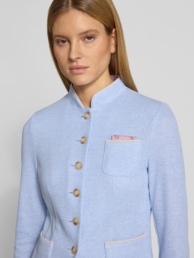 Modelka nosi Blazer mit Stehkragen und Brusttasche od WHITE LABEL, mieszanka materiałów z dodatkiem wiskozy, taliowany krój, stójka, listwa guzikowa, nakładana brustasza, wpuszczane kieszenie, długość tyłu w rozmiarze 36: 55 cm, szerokość w rozmiarze 36: 44 cm, długość rękawów w rozmiarze 36: 62 cm, jasnoniebieska faktura, widoczne detale, zbliżenie na górną część ciała, przód