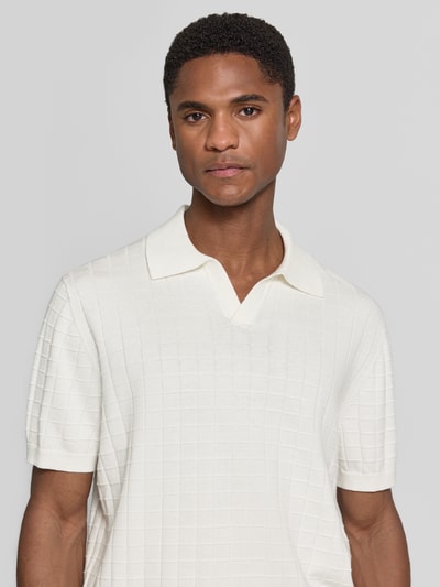 Męski model nosi Regular Fit Poloshirt mit Strukturmuster von Christian Berg Men, bawełna, wzór strukturalny, kolor biały, zbliżenie górnej części ciała