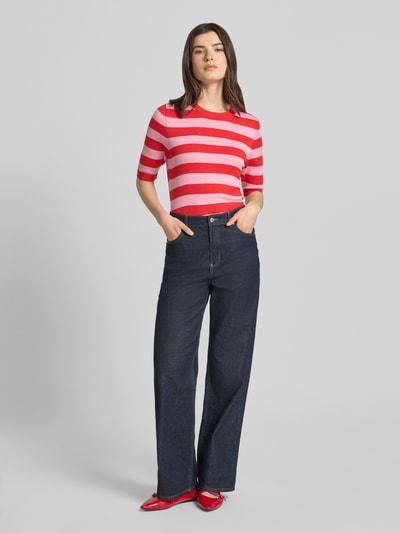 Frauenmodel trägt Regular Fit Pullover aus Baumwoll-Modal-Mix von s.Oliver BLACK LABEL, Optik:Allover-Muster, Rundhals, Kurzarm, Strickstruktur, kräftige Rot- und Rosatöne, Gerippt an Ärmel- und Rumpfabschluss, Ganzkörperansicht von vorne.