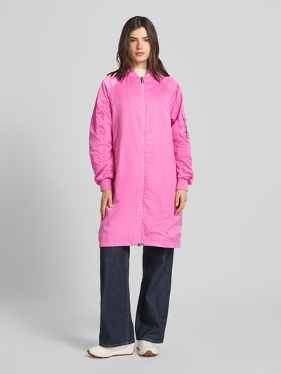 Frauenmodel trägt Regular Fit Jacke mit Stehkragen Modell 'Ali' von Beaumont Amsterdam, pink, mit Raffungen, Zweiwege-Reißverschluss, elastischen Ärmelabschlüssen und Eingrifftaschen, Rückenlänge 97 cm, Schulterbreite 47 cm, Brustweite 55 cm, Ärmellänge 60 cm, Ganzkörperansicht von vorne.