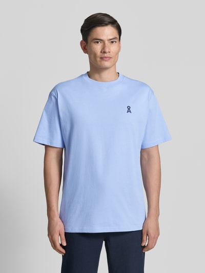 Männermodel trägt Relaxed Fit T-Shirt aus reiner Baumwolle Modell 'MAARKOS' von Armedangels, Optik: Unifarben, Label-Patch, Logo-Print, Rundhals, Kurzarm, Materialverarbeitung: Jersey, Herren T-Shirt, Ganzkörperansicht von vorne.
