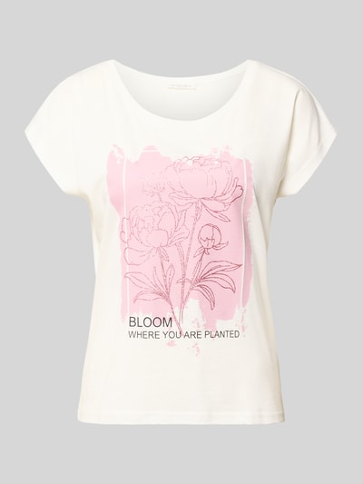 Frauenmodel trägt Regular Fit T-Shirt aus Viskose-Mix mit Floraler-Print von Christian Berg Woman, weiß mit rosa Farbfeld, Rundhalsausschnitt, Rückenlänge 55 cm, Ganzkörperansicht von vorne.