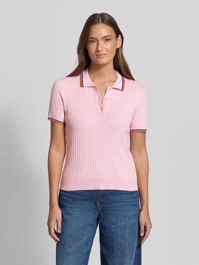Frauenmodel trägt Slim Fit Poloshirt aus Viskose-Mix in Strick-Optik von Jake*s Casual, rosa Farbe, kurzärmelig, Ganzkörperansicht von vorne.