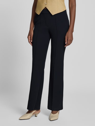 Kobieta prezentuje spodnie Regular Fit Hose mit elastischem Bund model 'FRANCOISE' od CAMBIO, czarne, gładkie, damskie spodnie, szerokość, widok całej sylwetki z przodu.