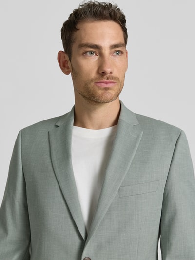 Männermodel trägt Regular Fit Sakko mit Brusttasche von bugatti aus elastischem Baumwoll-Mix, Reverskragen, Nahaufnahme Oberkörper.