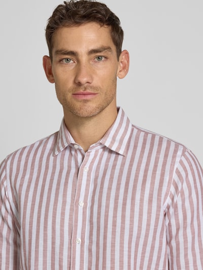 Männermodel trägt Slim Fit Business-Hemd aus Leinen-Mix mit Kentkragen von Jake*s, gestreift, durchgehende Knopfleiste, Nahaufnahme Oberkörper. Rückenlänge 77 cm, Schulterbreite 48 cm, Ärmellänge 68 cm, Langärmelig, Sportmanschetten, Baumwoll-Anteil.