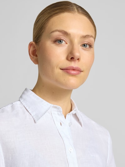 Frauenmodel trägt Regular Fit Leinenbluse mit Label-Stitching von Gant, weiße Reine Leinen, Hemdblusenkragen, Nahaufnahme Oberkörper.