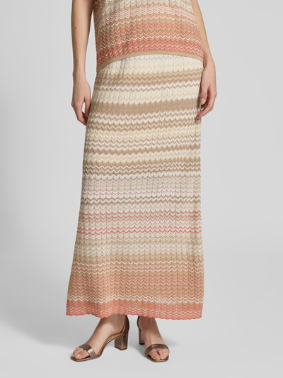 Frauenmodel trägt Strickrock mit elastischem Bund Modell 'Hopi' von MOS MOSH im Baumwoll-Mix, Gerader-Schnitt, Midirock, Label-Detail, Ganzkörperansicht von vorne